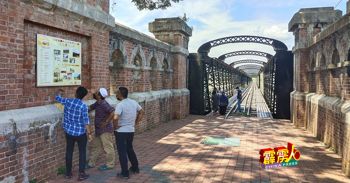 霹州江沙维多利亚百年火车桥，在週一只有零星游客到访。