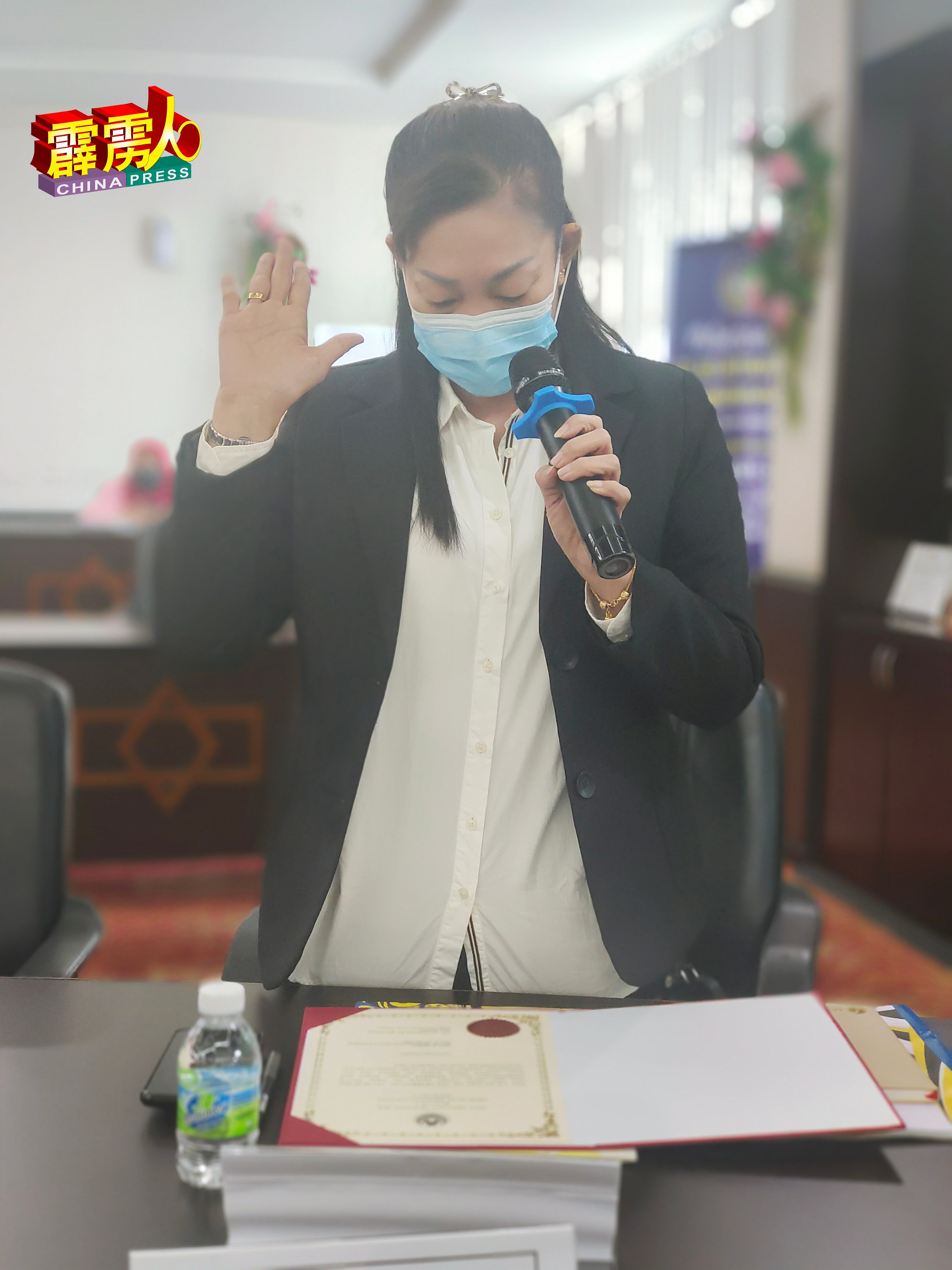 林慧雯宣誓就职，成为江沙新一任华裔市议员。