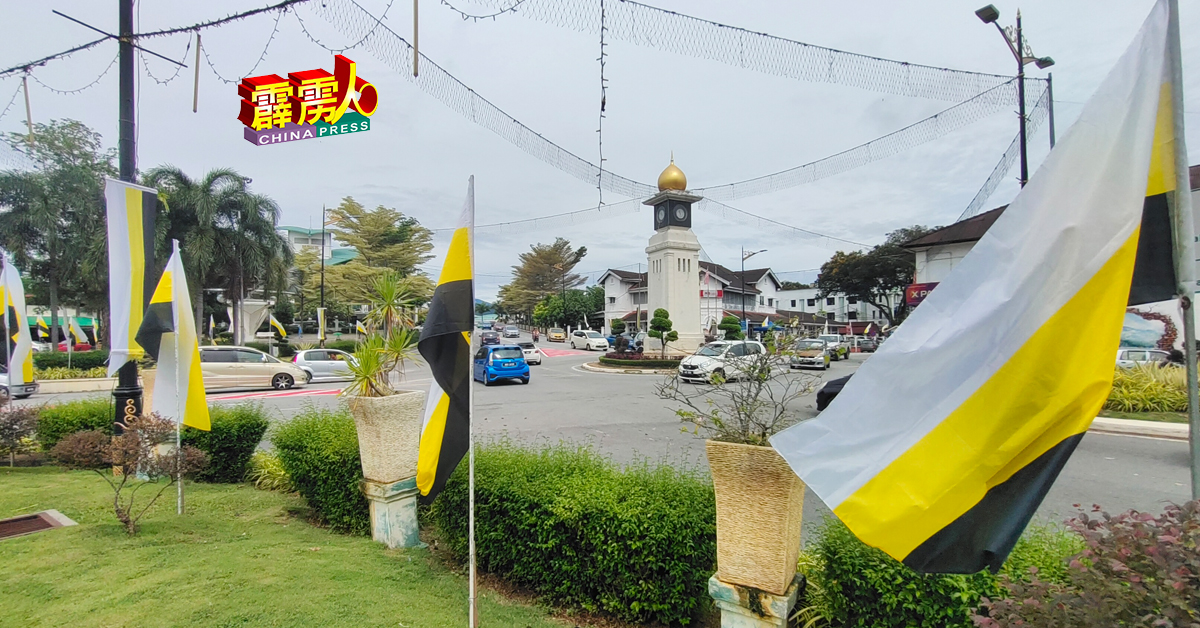 配合下个月霹州苏丹华诞到来，江沙市议会已如火如荼加强环境美化工作，江沙大钟楼一带已插满霹雳州旗。