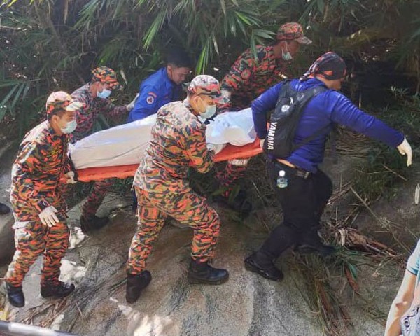 男子与友人前往瀑布洗澡后失踪，最终被发现溺毙于水中。