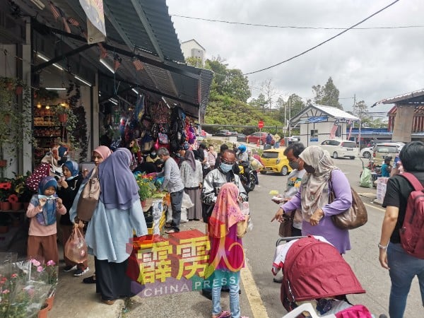 美兰村市集涌现大批游客。