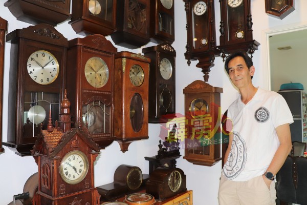 洪茂强因受阿姨的影响，对收藏古董时钟感兴趣。