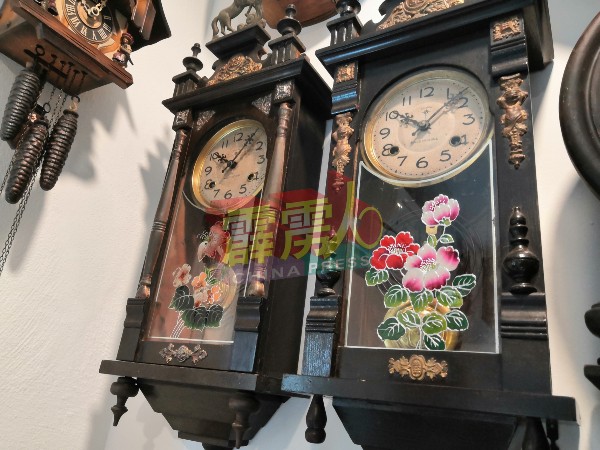 一些古董时钟上的花朵，都是以人工手绘的方式画在时钟上。