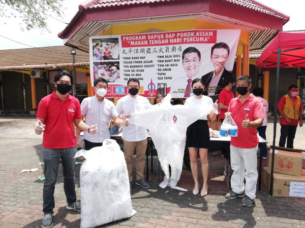 倪可敏接领马婉锦赞助的50套消毒防护衣及消毒剂。