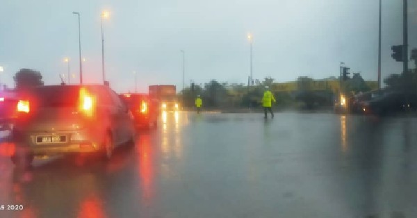 洪水淹没道路后，交警赶往现场指挥交通。
