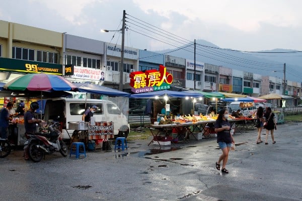 万里望新镇部分小贩在雨天仍旧开业，以便寻找生计。