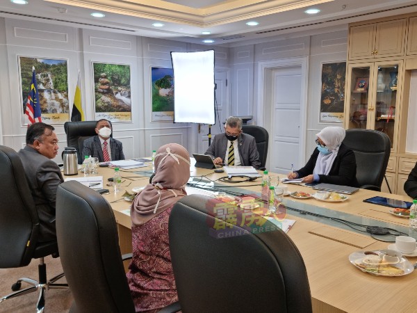 沙拉尼周一出席霹雳督导委员会（JPN）会议后，主持北马经济走廊执行机构与5家公司签署和移交备忘录线上仪式。