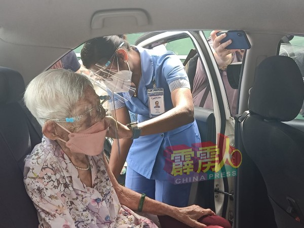 怡保105岁人瑞吴木莲，周三（6日）完成首剂疫苗接种。