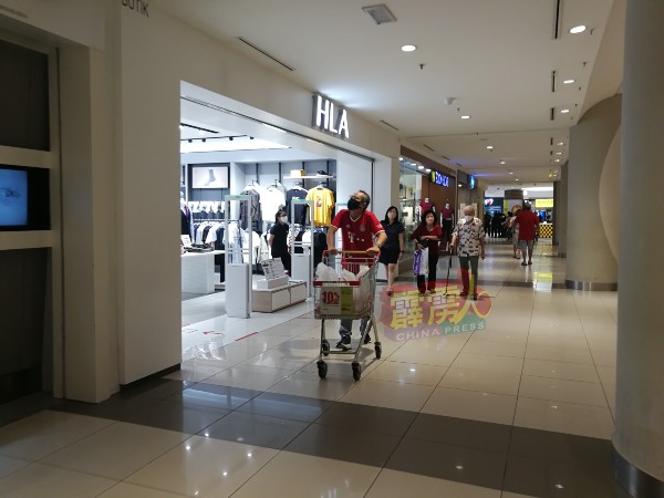 早在之前宣布开放跨县后，百货商场的客流量其实已逐渐上升。