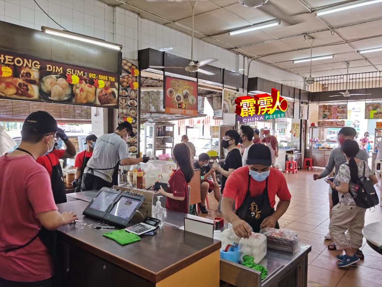 著名旧街场南香茶室虽未开放堂食，但於周六已迎来人潮，生意额也比往日增加逾60%。