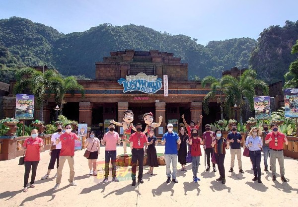 马来西亚华人旅游业公会霹雳分会会长刘永森（左5），周一与团队到访迷失乐园，并与鲁努再努礼（左4）合影。