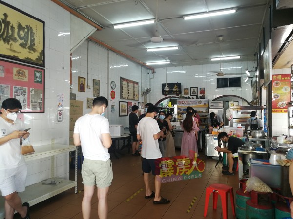 南香茶餐室虽还没开放堂食，但香浓的白咖啡及蛋挞仍吸引不少人前来打包。