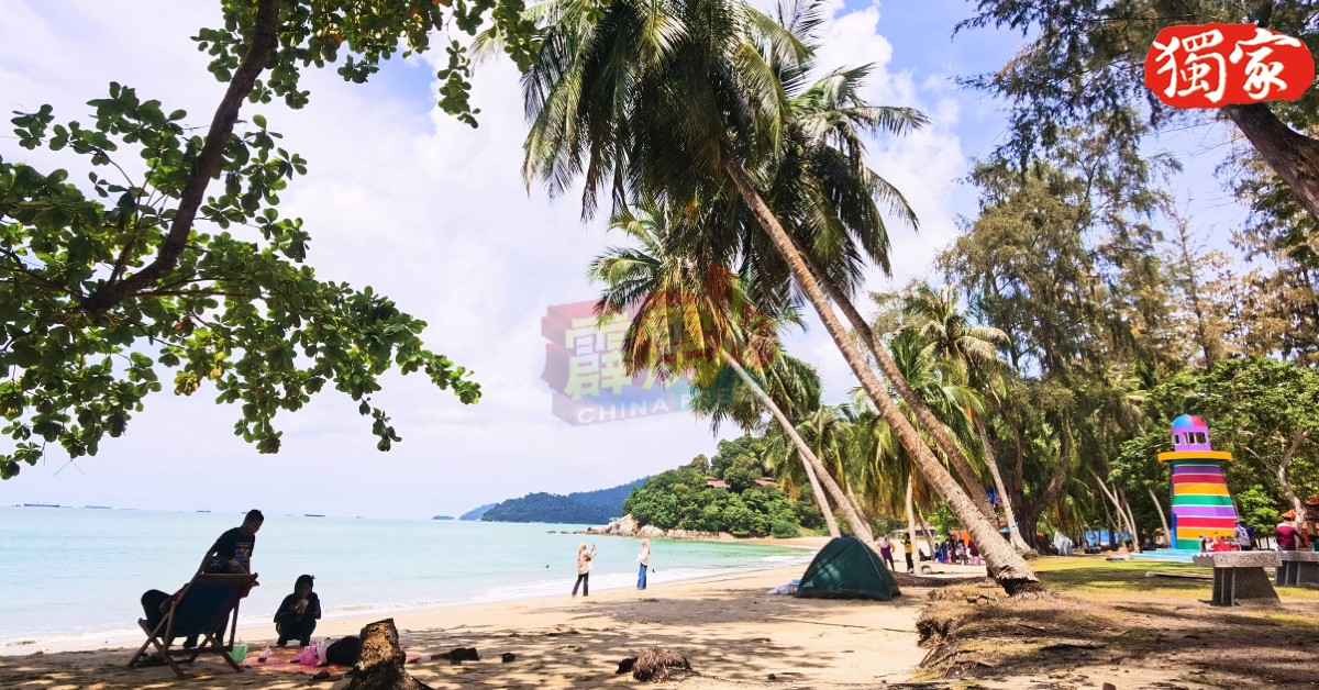 直落峇迪海滩在热带树林围绕下，沿海椰树伴着海风婆娑起舞，有如电影内的美景。