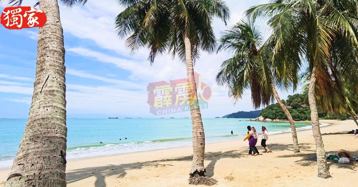 直落峇迪海滩碧海蓝天，是地方民众周日的好去处。