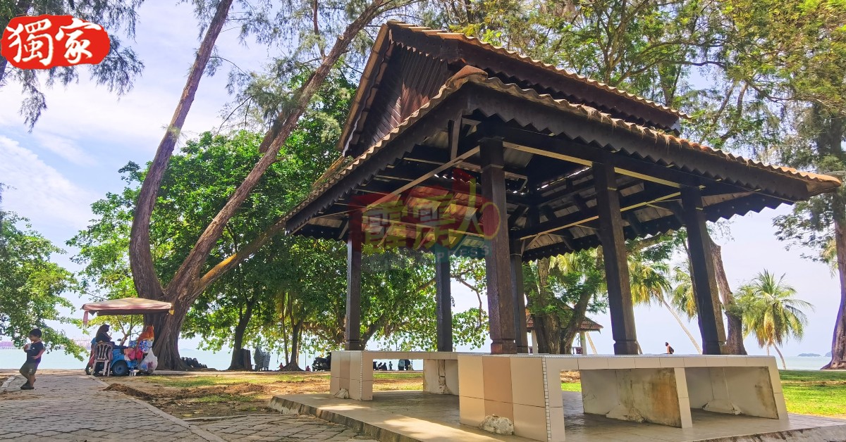 直落峇迪海滩建有多个凉亭，以应付观光人潮。
