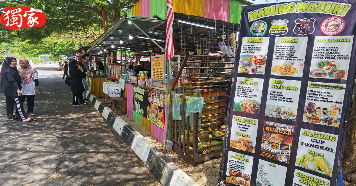 直落峇迪海滩备有各式各样熟食小摊子，口味大众化且价格亲民。