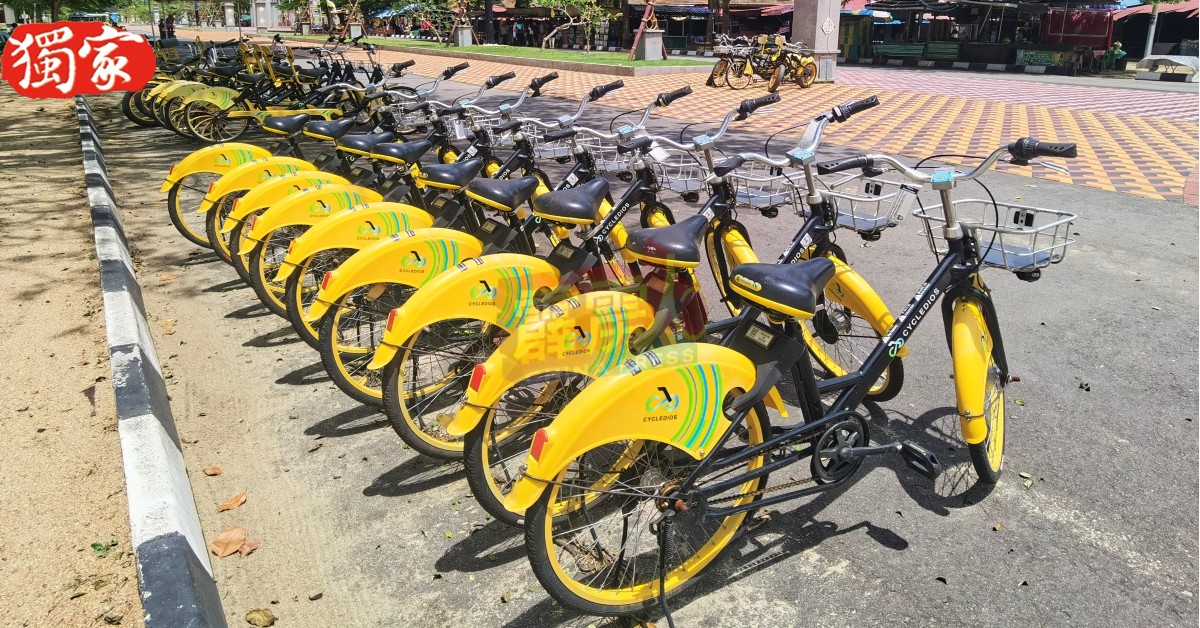 民众可在直落峇迪海滩租借脚踏车。