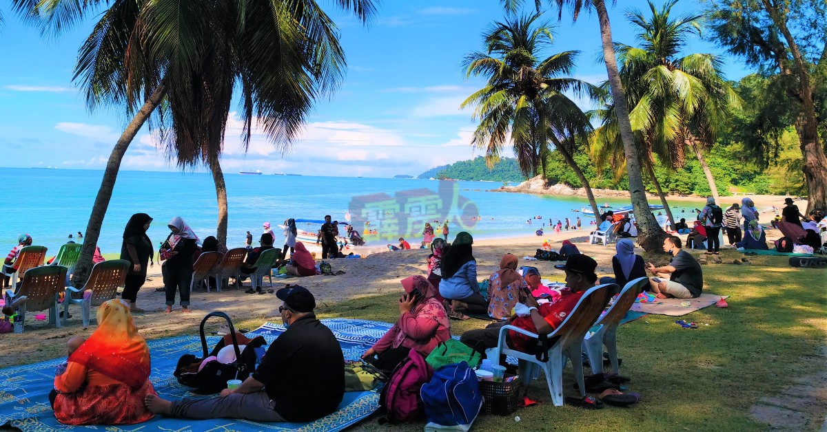 曼绒警方说，自政府宣布允许民众跨州及霹州进入復甦计划第3阶段后，直落峇迪海滩迎来倍增的人潮。