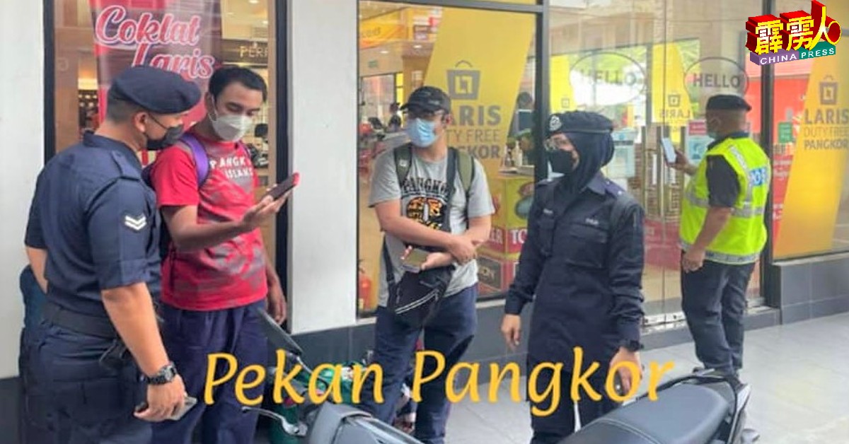 警员分批各在邦咯岛大街免税店、饮食店或公共场所抽样检查游客和民众。