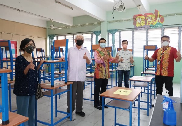 大多数课室已安置了新的桌椅，左起黄春兰、林国璋、陈国辉、曾庆莱、胡荣华。