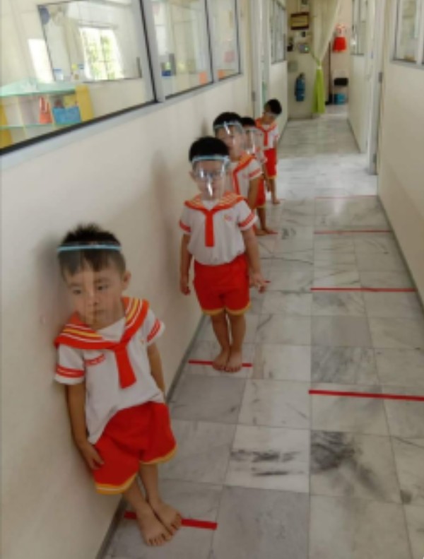 Smart Talent幼儿园的小孩，以地上红线为准，与其他小朋友保持安全的人身距离。