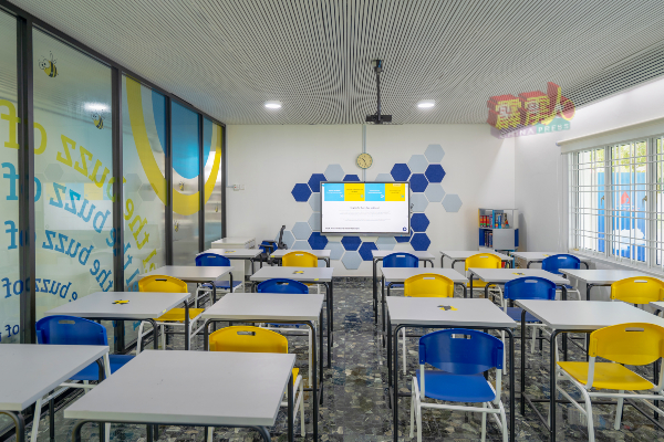 宽敞与舒适的教室，装有互动式电子白板来促进学生的学习。