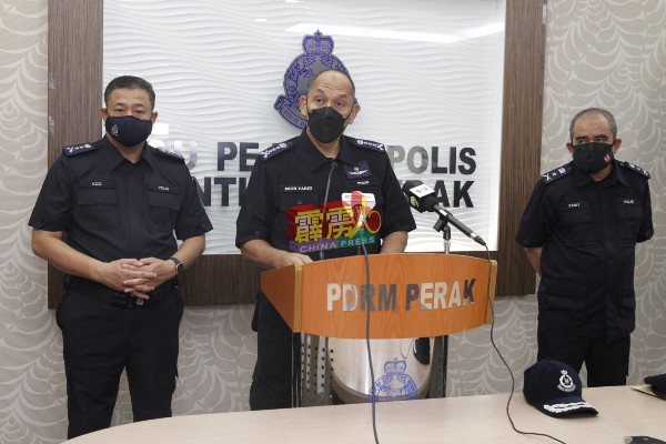 霹雳总警长拿督米奥法立（中）指出，警方已此事展开调查。