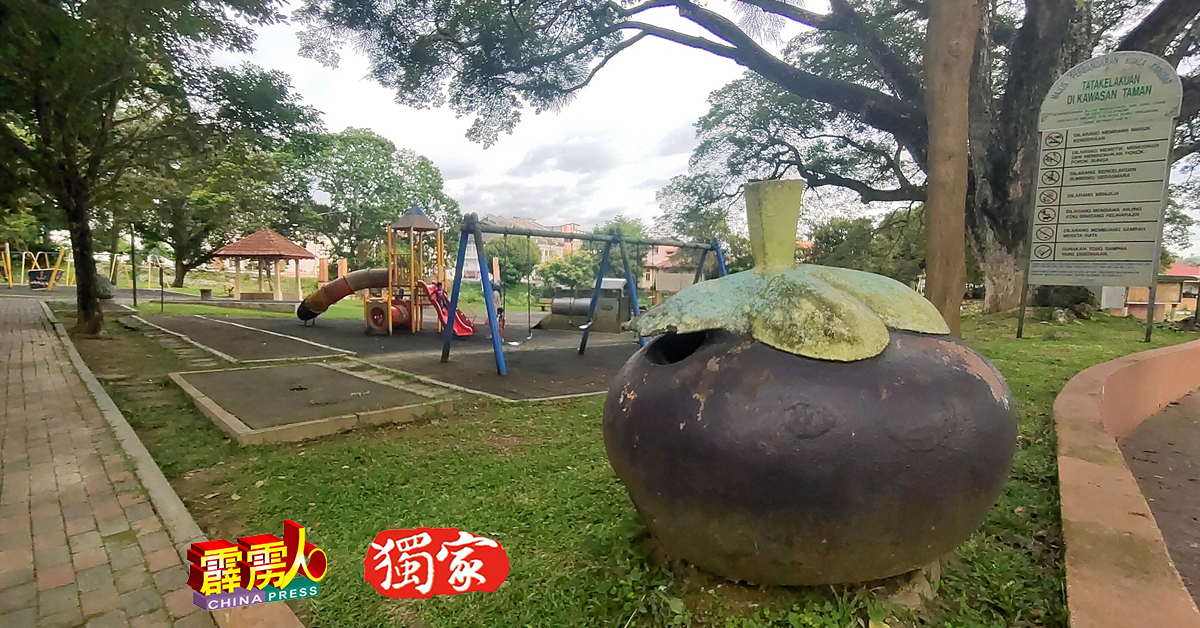 这个在儿童游乐场内的巨型山竹，其实是垃圾桶也！