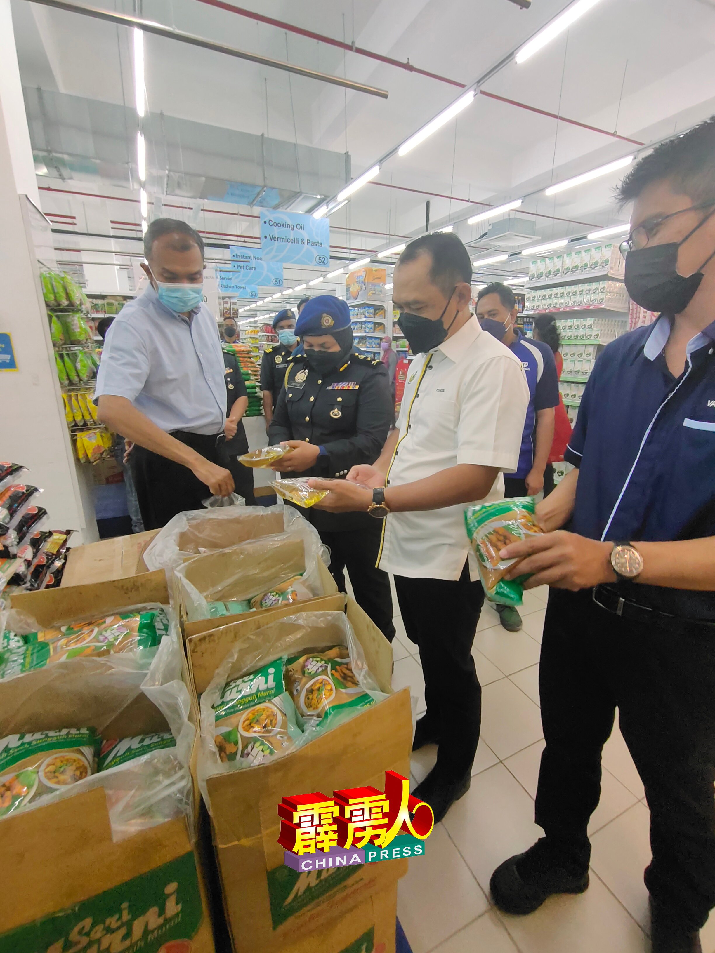 虽然食油并未列入2021年屠妖节价格统制计划，不过，赛夫（左）与阿都尤努斯（左3）仍查看价格。