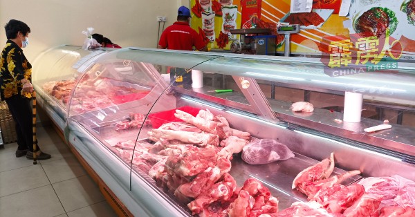 猪肉专卖店拥有本身的特点，如整洁、价格表一目了然、时有优惠，吸引市民前往光顾。