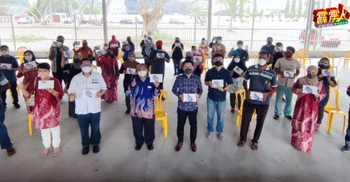 获行动党怡东国会议员拨款           圣米高国小助40清寒生购平板电脑