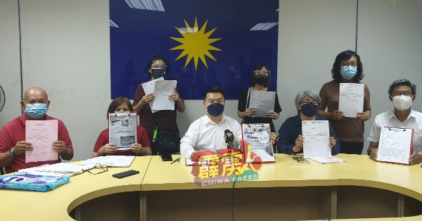 消费者展示与旅行社所有的来往文件;坐者左起陈国南丶丘秋红丶刘国南丶刘玉珍丶黎旺文丶陈彩珺(站者左起)丶关秀霞及李瑞芳。