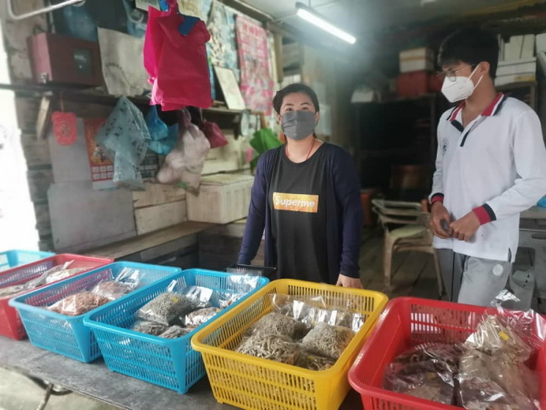 王翠娥（左）表示银鱼仔涨价后，价格达致有史以来最高水平。