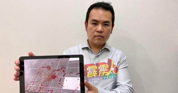 张哲敏展示金宝县议会射杀流浪狗後留下满地血迹。