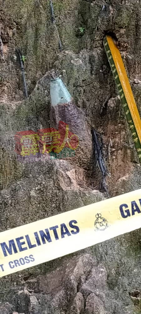 经过调查，有关炮弹被发现埋在路旁的泥壁处，仅有炮弹的弹头外露。