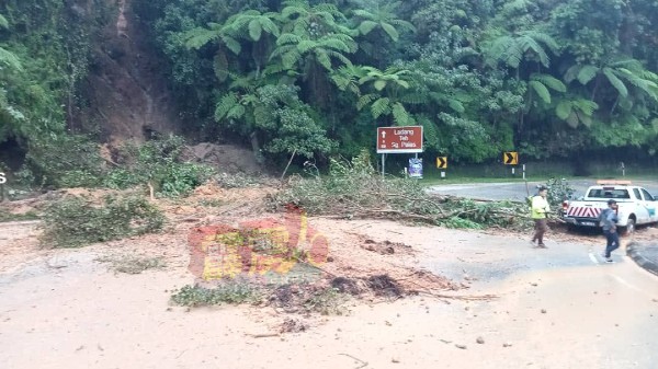 前往金马伦高原BOH茶园路段发生了土崩，导致路段受阻。 （图取自网络）
