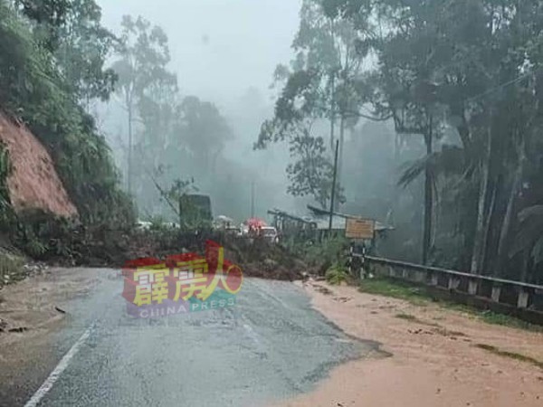 连日下雨导致金马仑多区路段，发生树倒及土崩事项。