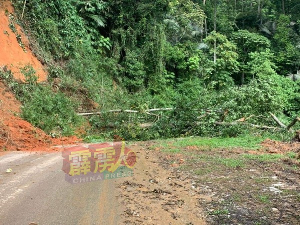 打巴往金马仑路（FT- 059）的62.65路段发生土崩事故，暂时关闭有关道路。