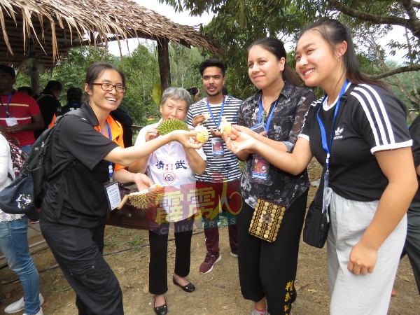 霍元甲第5代玄孙女霍静虹老师（左）、纽西兰两名武术女将（右起）、印度武术成员和霍静虹母亲，分享品尝榴槤的喜悦。   