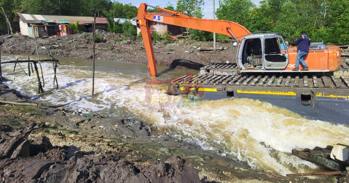 水利局在双礼佛展开挖深河床的工作，恰逢遇上突发水灾发挥作用，及时排水减低破坏。