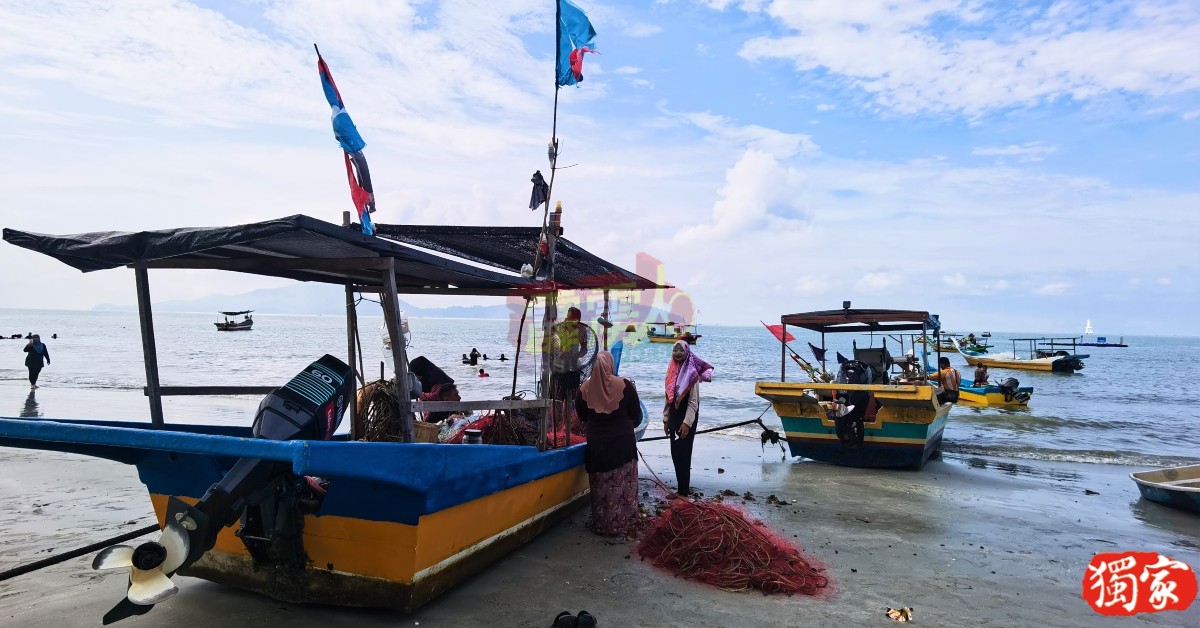 民众可在昔加里七湾海滩看见传统渔村返航的美丽画面。