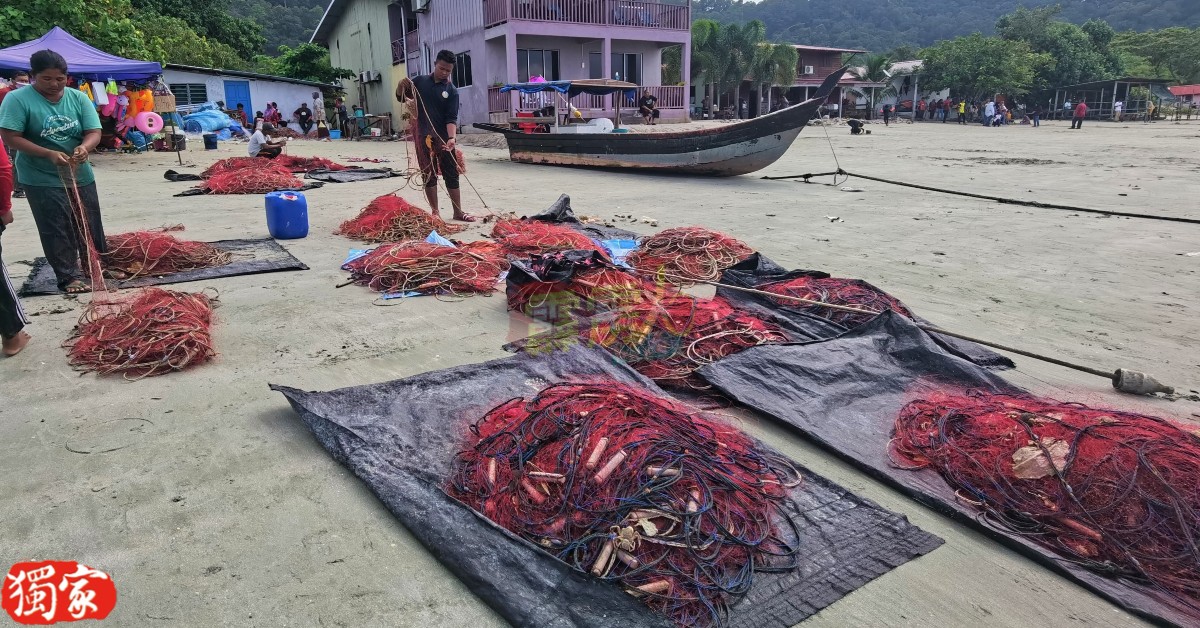 昔加里七湾海滩渔民于返航后，在整理渔网。