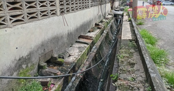 市政厅清洁工友清洗巴刹鸡摊后面的沟渠，如今渠水通畅无阻。