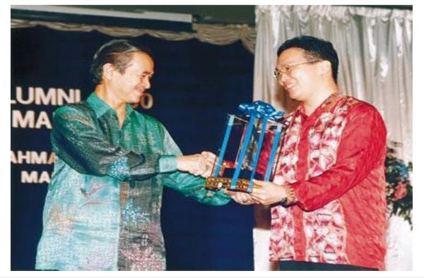 梁健文荣获马来西亚工艺大学颁发卓越校友奖（年轻企业家奖），由大马第5任首相敦阿都拉亲自颁奖。 