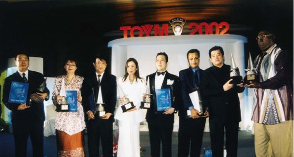 梁健文（左5）获得2002年十大杰出青年奖。