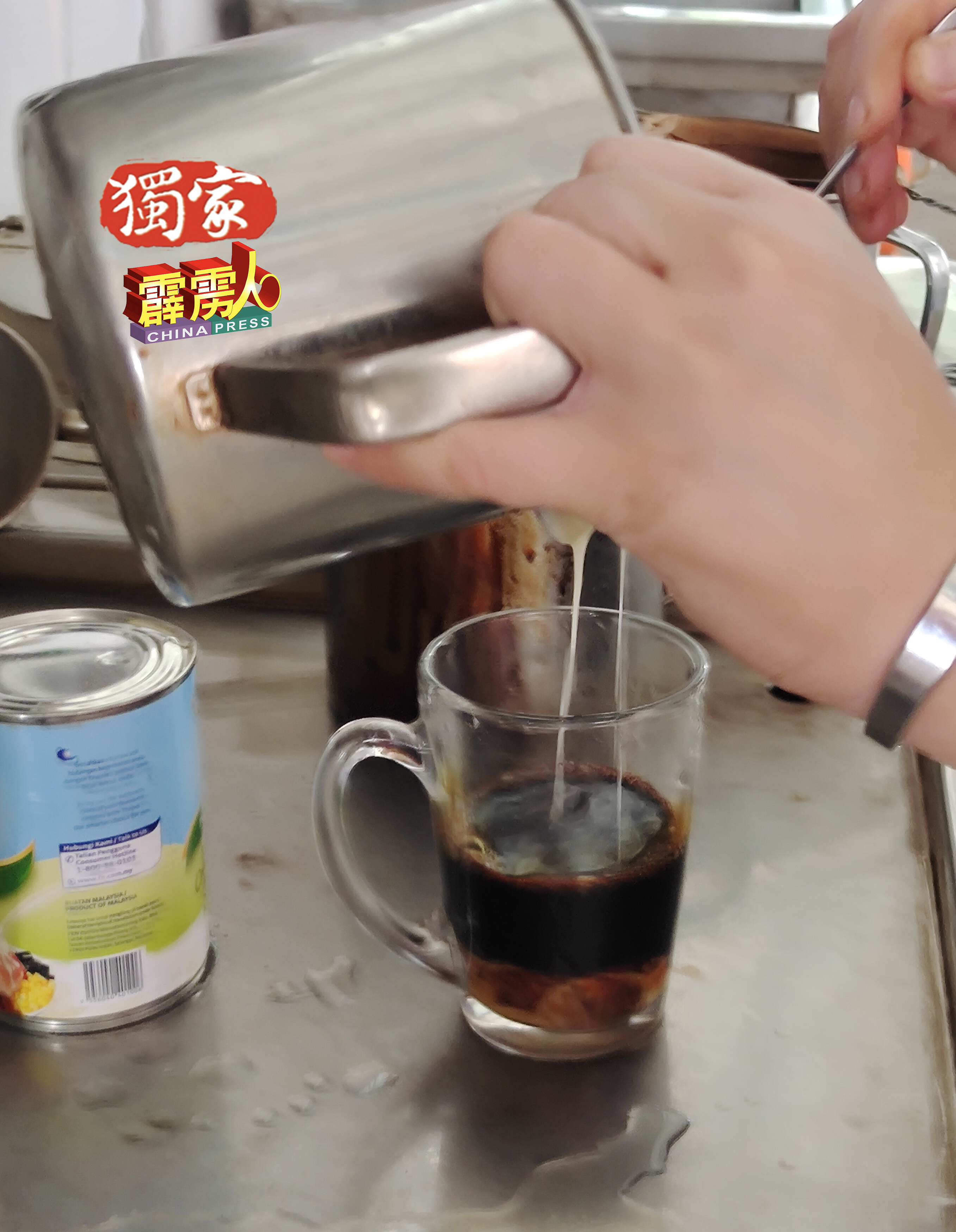 泡茶最常用的炼奶与淡奶，这一年多来每箱各涨10至逾20令吉，如今都是业者自行吸纳成本涨幅，有苦自知。