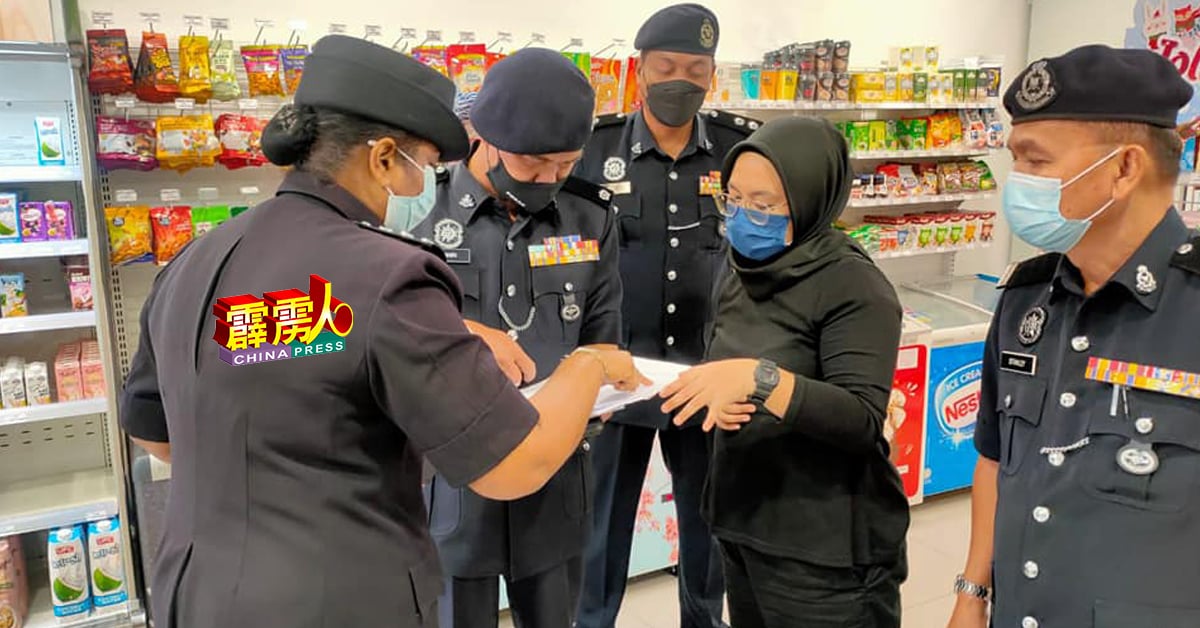 扎希里（左2）与其他警官检查江沙市某便利店的防疫指南。（取自江沙警区面子书）