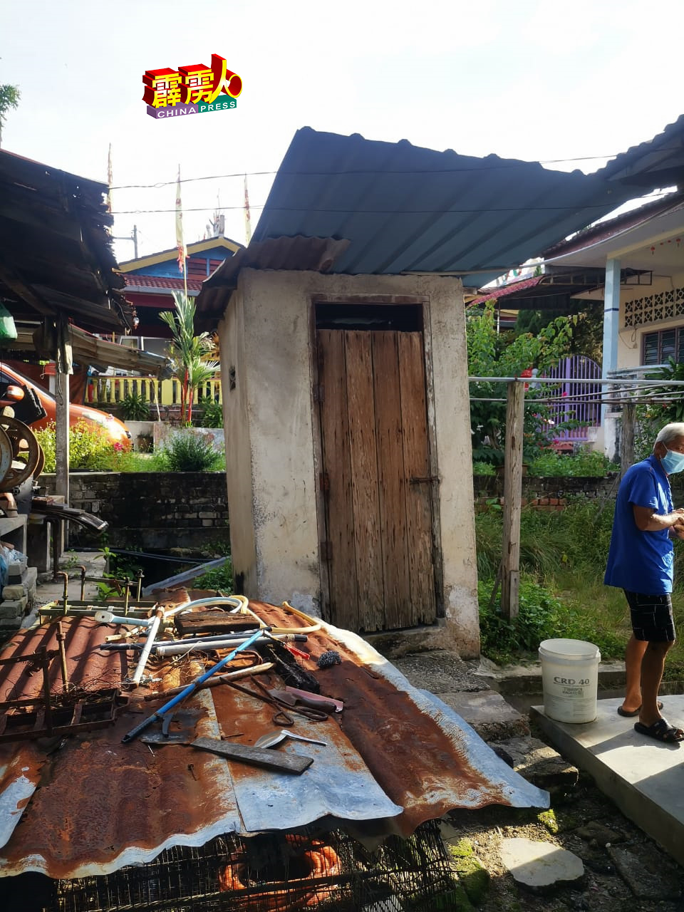 建在屋外的旧式厕所已倾斜，每逢下雨，曾亚帆与亲人只能撑伞前往解决。