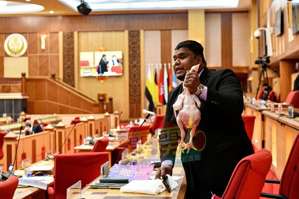 莫哈末阿拉法左手提鸡，于霹州议会会议中发言。