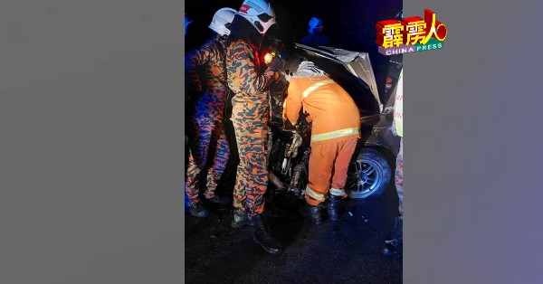 年轻妈妈载著3名年幼孩子的轿车发生严重车祸后，甘文丁消拯员赶往现场施援。